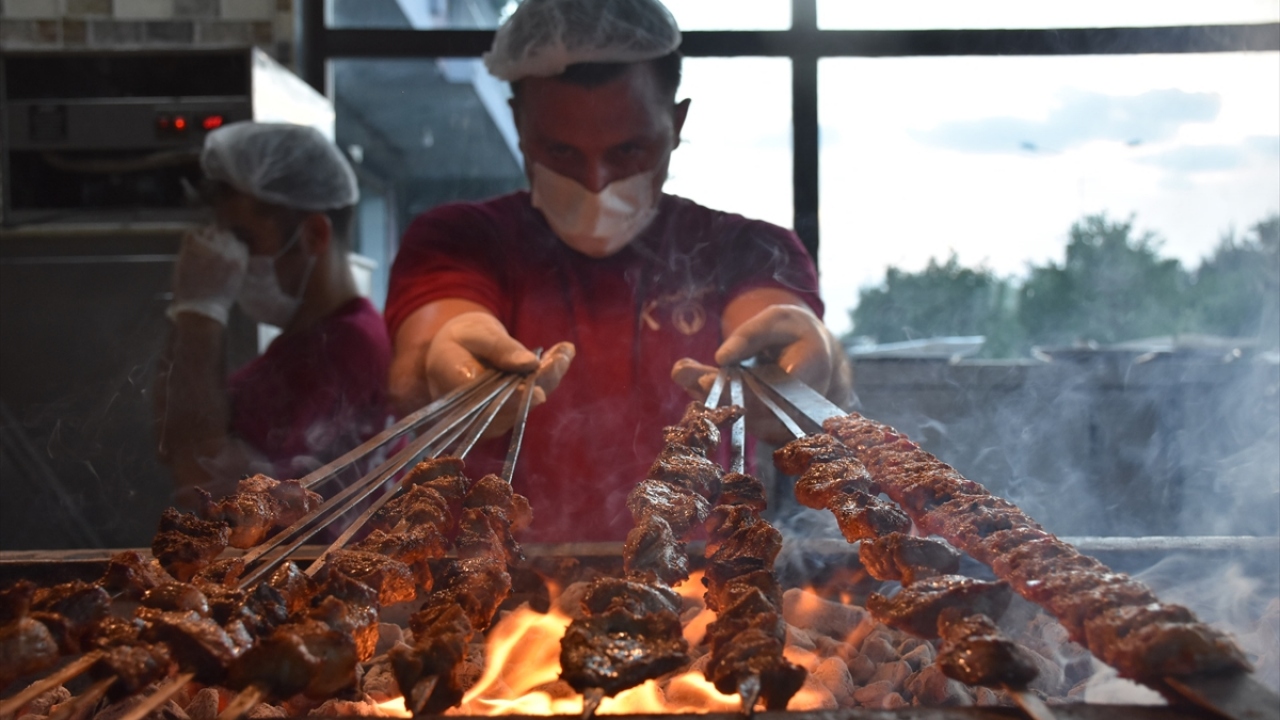 Kentte yaklaşık 36 yıldır kebapçılık yapan Mustafa Dağoğlu da restoranlarında sosyal mesafeye uyularak hijyenli bir şekilde çalışmaya devam ettiklerini belirtti.