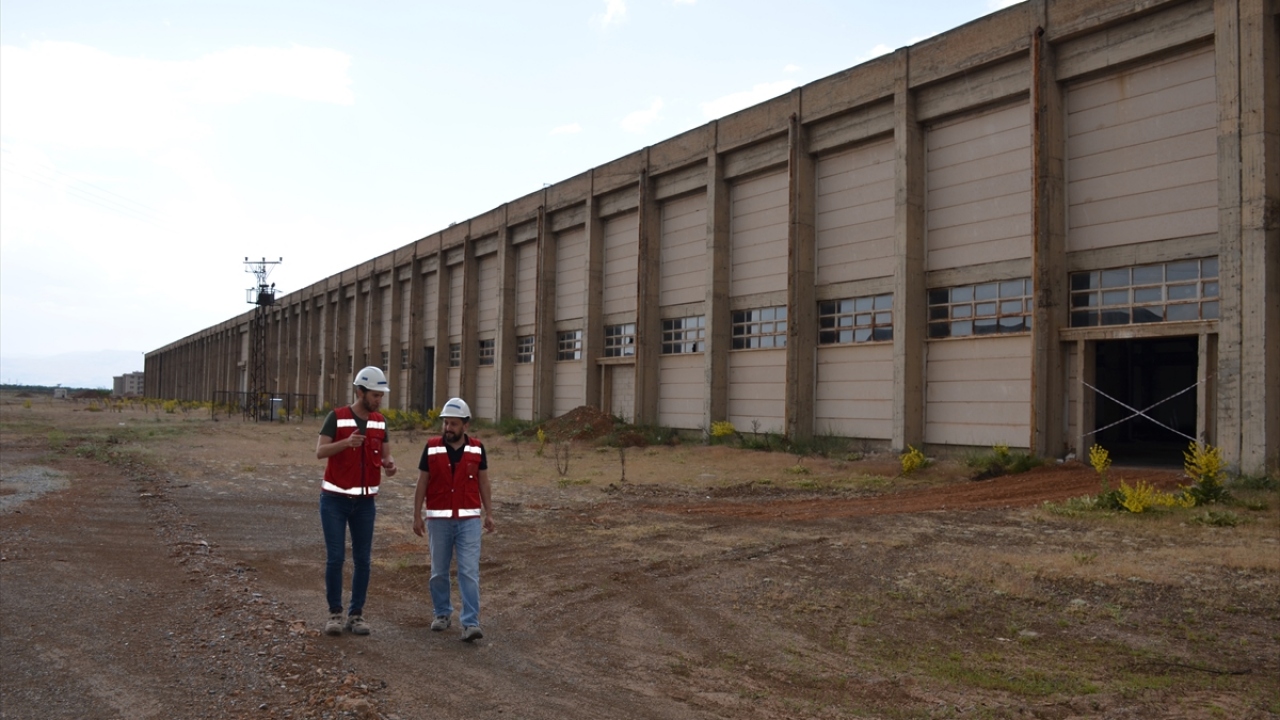 Malatya`da Sümer Holding AŞ`ye ait olan ve yıllardır atıl halde bulunan fabrika ve arazisi, Türk Kızılay tarafından Barınma Sistemleri Fabrikası`na dönüştürülecek. 
