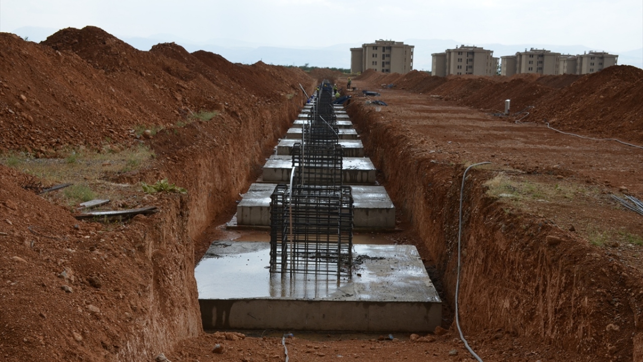 Fabrikayı ekonomiye kazandırmayı hedefleyen Türk Kızılay, 37 bin 500 metrekare kapalı alana sahip Barınma Sistemleri Fabrikası`nın temelini attı.