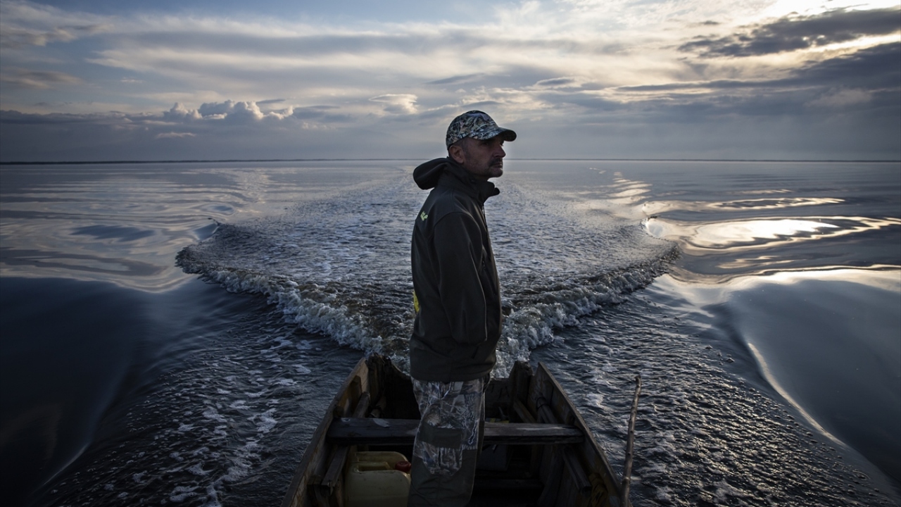Ziyaretçiler Eber Gölü`nün bu eşsiz güzelliğine, 45 yaşındaki Kadir Ateş`in rehberliği sayesinde tanık oluyorlar.
