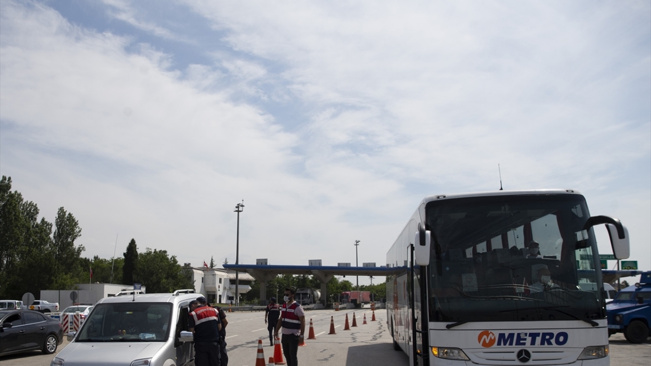 Edirne Valiliğinden, HDP`nin Edirne`de toplanma çağrıları üzerine, bu durumun yeni tip koronavirüsle mücadelede (Covid-19) zafiyet oluşturabileceği gerekçesiyle il geneline girişlerin 14-17 Haziran`da sınırlandırıldığı bildirilmişti. 