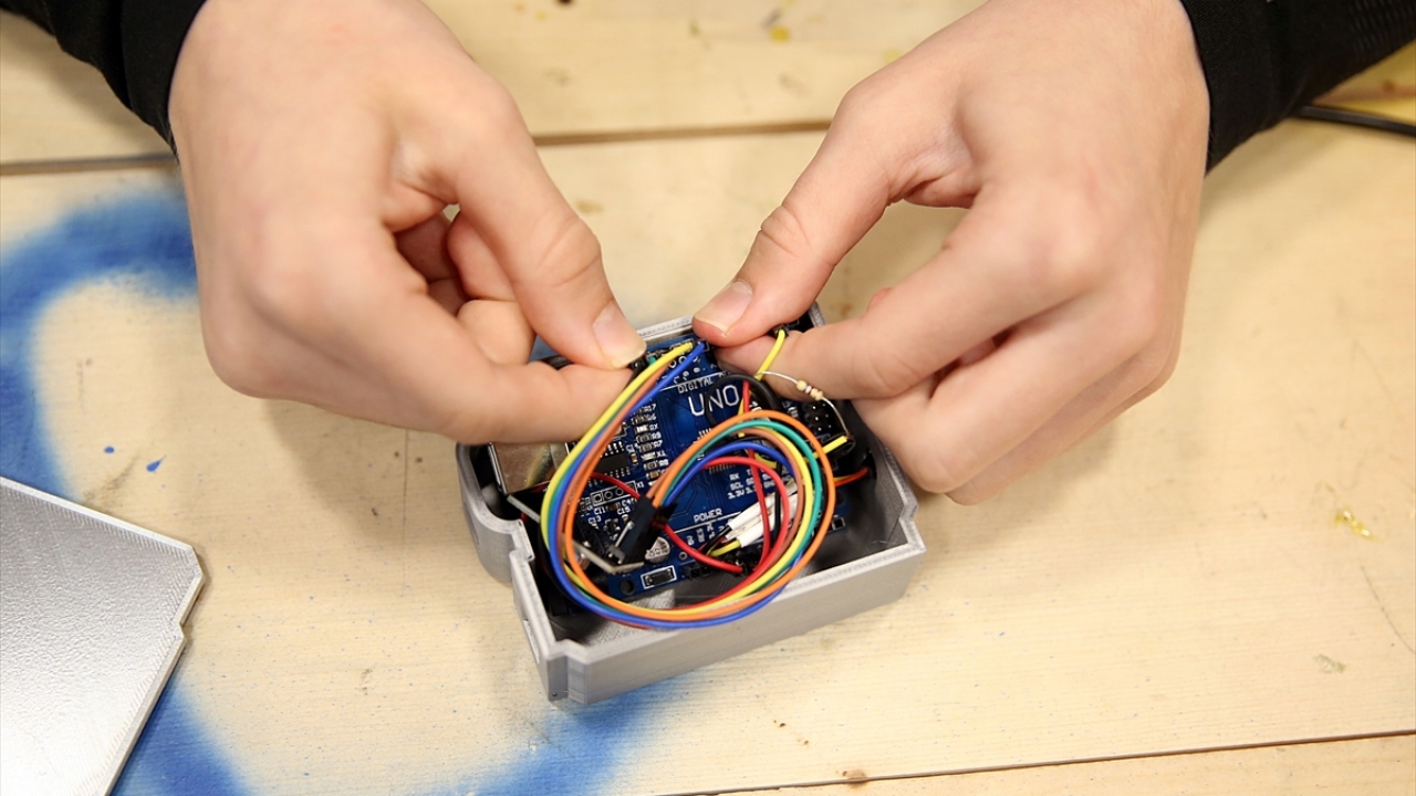 Trabzon`da özel bir okulda öğrenim gören ve Covid-19 salgını nedeniyle eğitime verilen arayı boş geçirmek istemeyen 9. sınıf öğrencisi Altemur Çavuşoğlu, hastalık nedeniyle yaşanabilecek mağduriyetleri giderebilmek için proje yapmaya karar verdi.