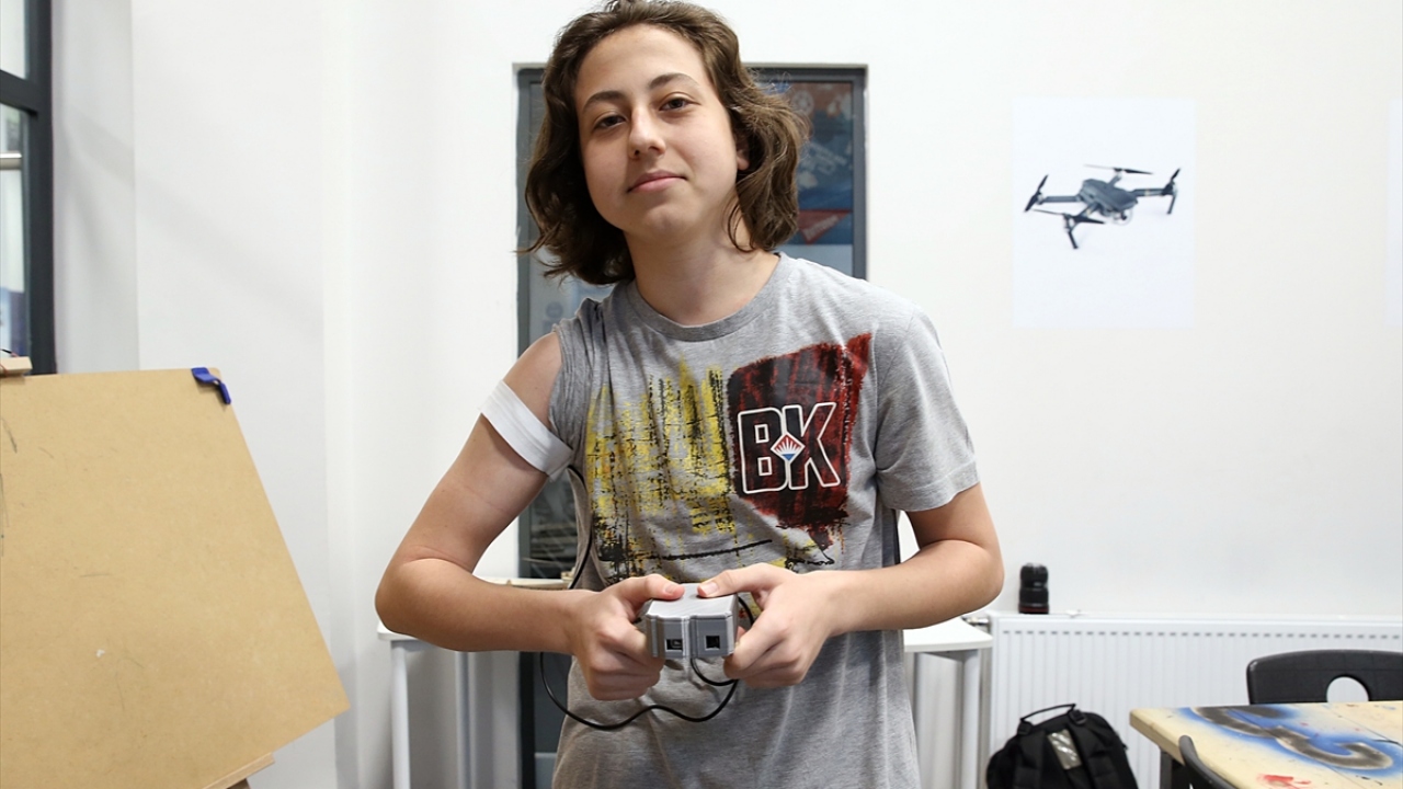 Bilgisayara aktarılan verilerin işlenmesinde kullanılan yazılımı da öğretmenlerinin desteğiyle hayata geçiren Çavuşoğlu, çalışmalarına başlamadan önce sürekli araştırma yaptığını ve çeşitli kaynakları sorguladığını söyledi.