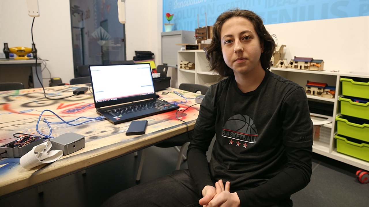 Okul Müdürü Hakan Öztürk de proje ve üretim odaklı eğitim vermeye çalıştıkları öğrencilerinin, böylelikle üniversiteye daha donanımlı şekilde gittiklerini vurguladı.