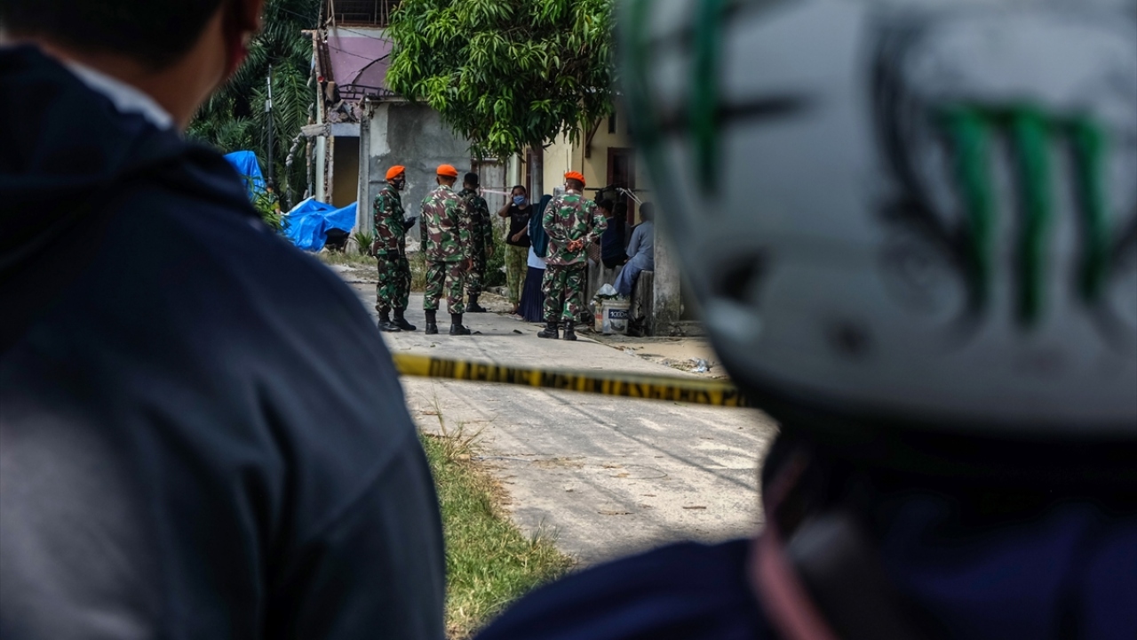 Endonezya’nın Sumatra Adası`nda Riau eyaletinde donanmaya ait bir savaş uçağının düştüğü bildirildi.