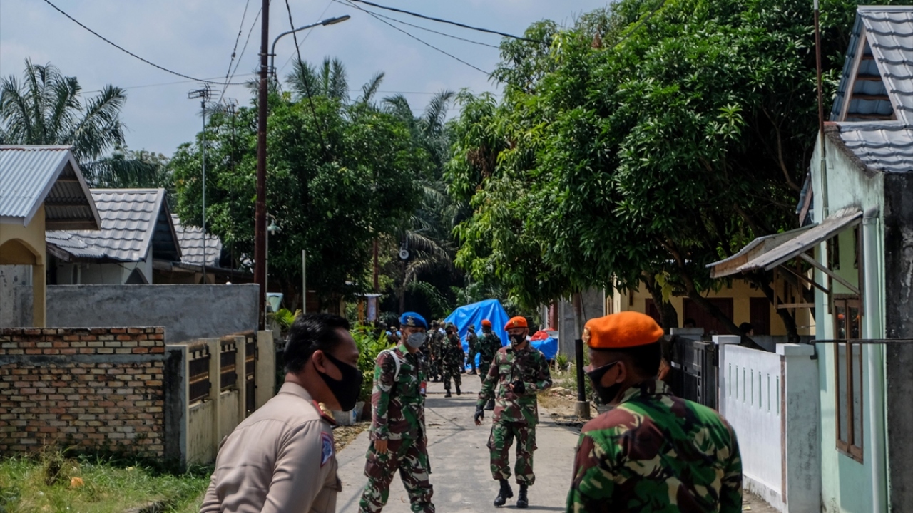 Endonezya ajansı Antara`nın haberine göre, Birleşik Krallık yapımı Hawk 209 tipi askeri uçak, eyaletin Kambar bölgesine bağlı Kubang köyünde yerleşim alanının üzerine düştü.