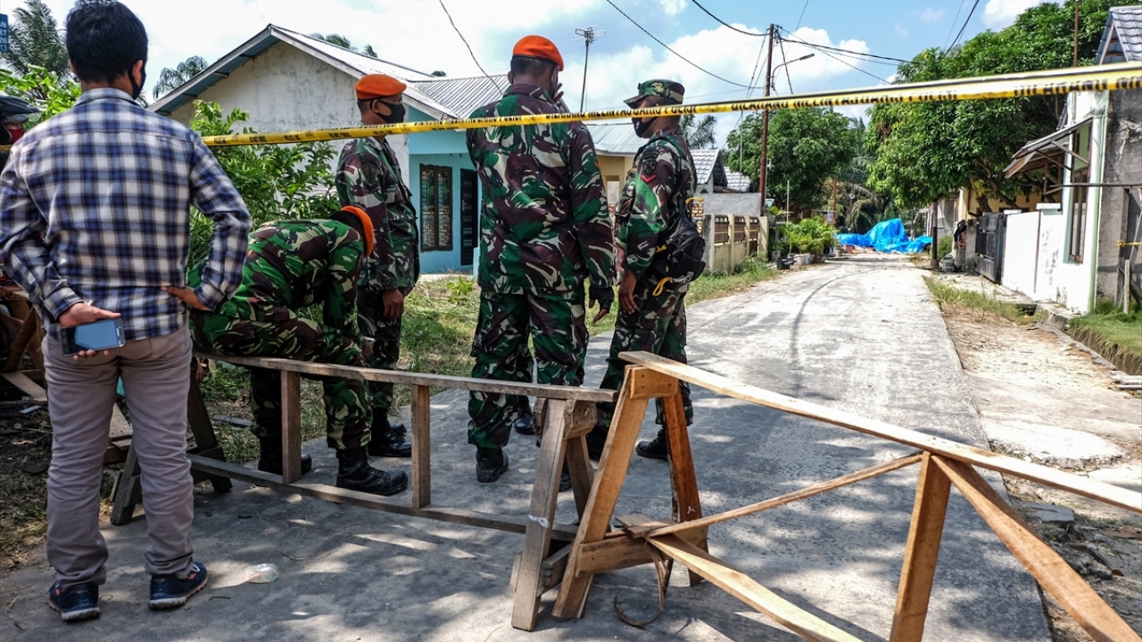 Endonezya askerleri, olay yerinde güvenlik önlemi aldı.