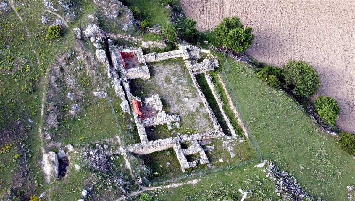 At, fil, panter, geyik ve grifon gibi birçok hayvanın tasvir edildiği mozaiklerle ünlenen antik kent, normalleşme sürecinde yeniden ziyaretçilerini ağırlamaya başladı. 