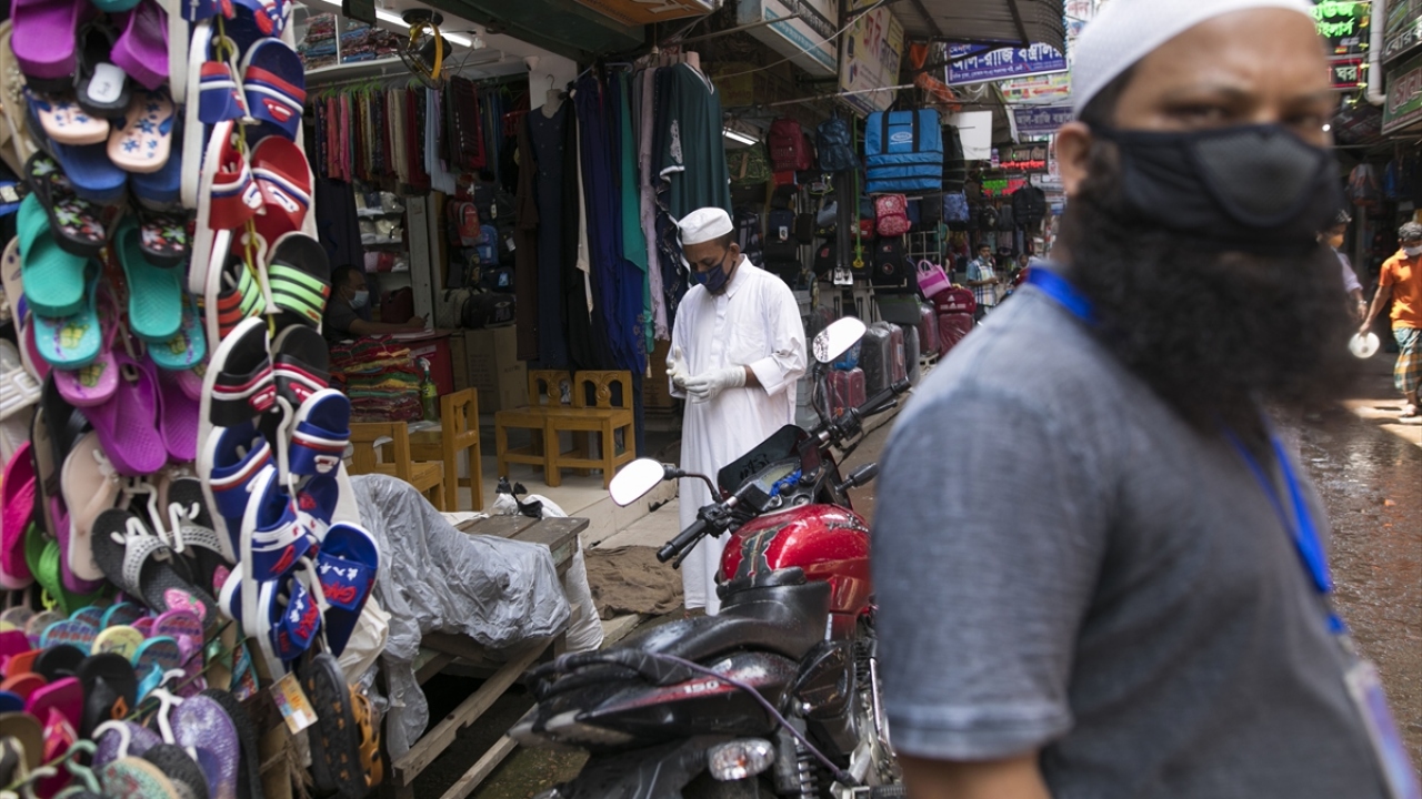 Güneydoğu Bangladeş`in Chittagong Bölümünde kırmızı alan olarak tanımlanan Feni kentinde market ve pazarların haftada iki gün açılmasına izin verildi.