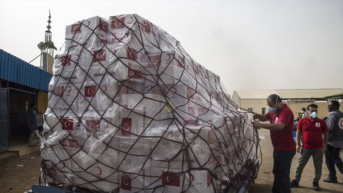 Koronavirüsle mücadele kapsamında Türkiye`nin dünyanın birçok ülkesine tıbbi yardımları devam ediyor.