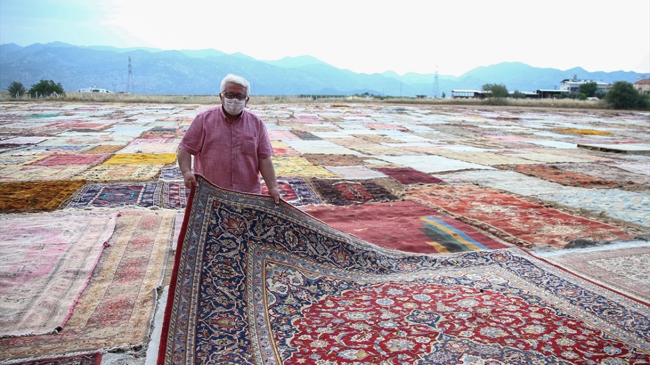 Antalya`nın sıcağı altında yaz mevsimini geçiren halılar, beli aralıklarla ters yüz ediliyor. 