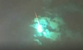 Yeşil meteor Avustralya'da geceyi aydınlattı