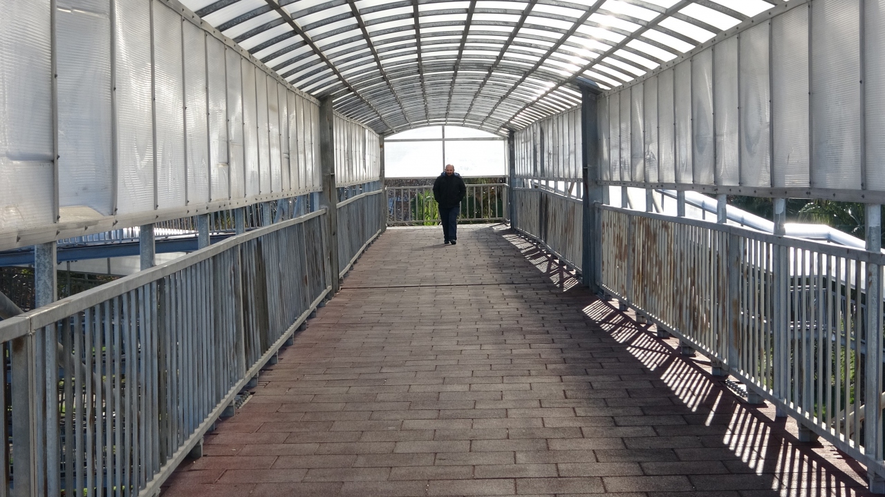 Trabzon`un Ortahisar ilçesi Beşirli sahilinde, 3 katlı yürüyüş yolu bulunan, 400 metrelik üst geçit, katlı binaya benzetiliyor.