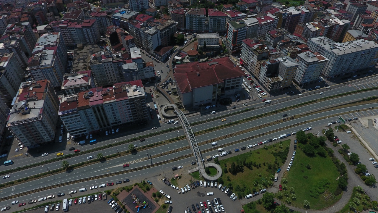 Trabzon, Rize ve Artvin`de, Karadeniz Sahil Yolu üzerine inşa edilen üst geçitler, labirenti andıran görüntüsüyle görenleri şaşırtıyor.