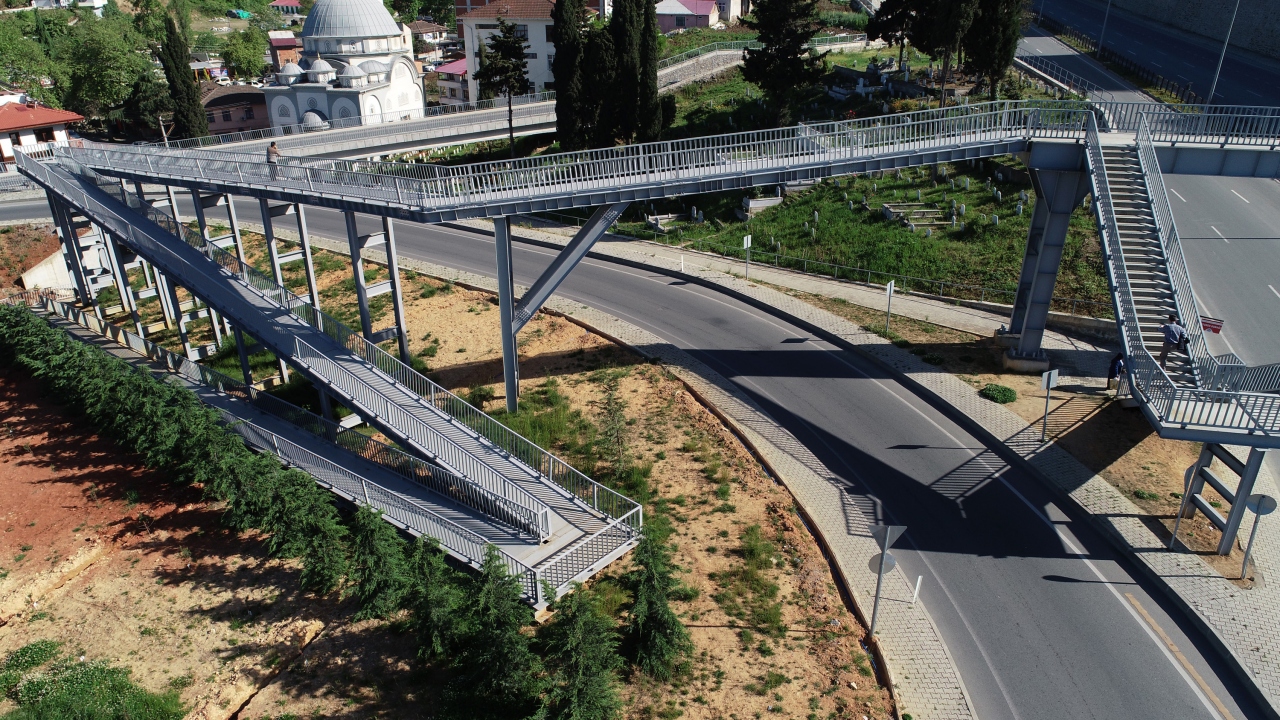 Karadeniz Sahil Yolu`ndaki üst geçide, 3 katlı rampa yürüyüş yolu ile çıkılıyor. 