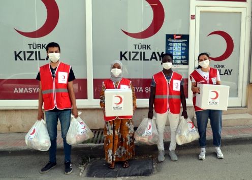 Türk Kızılayın Afrikalı gönüllüleri Amasyada ihtiyaç sahiplerine yardımda görev alıyor