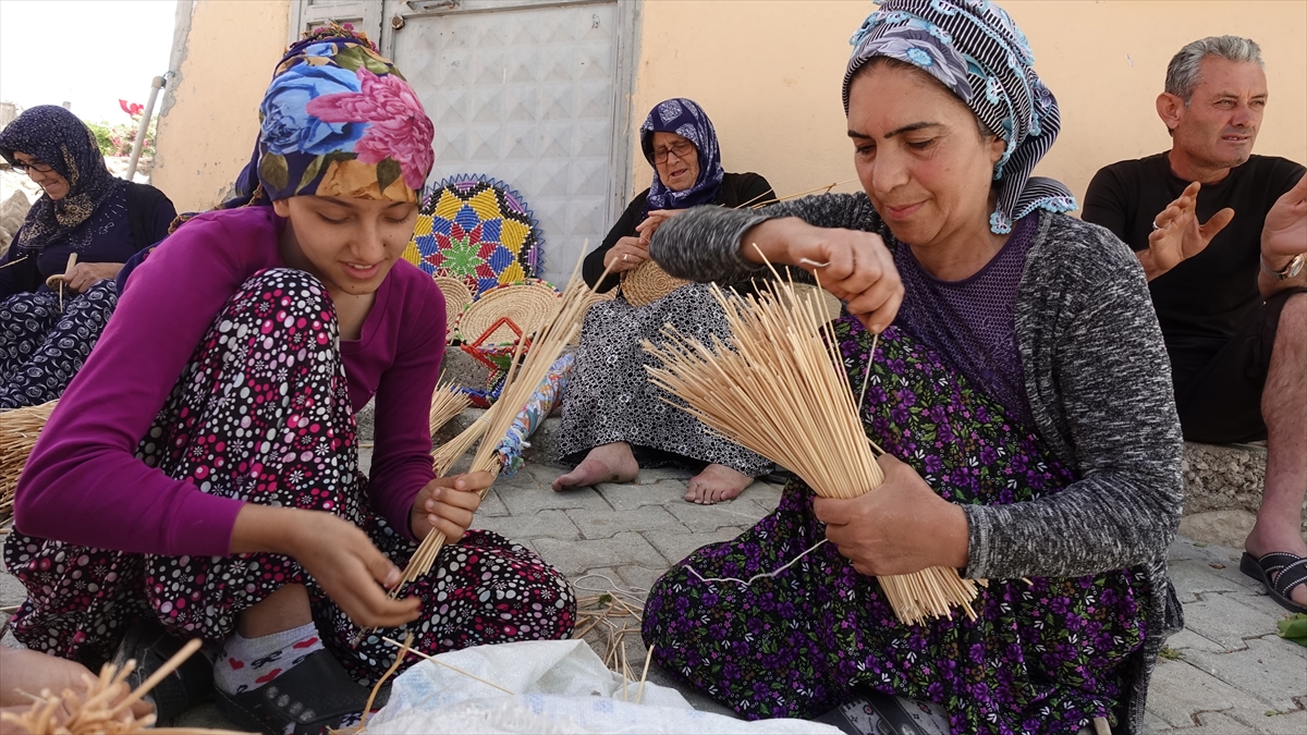 Bir taraftan buğday saplarını şekillendirerek şekerlik, ekmeklik, sepet ve süs eşyalarına dönüştüren kadınlar diğer taraftan da gençlere hasır örgü sanatını öğretiyor.