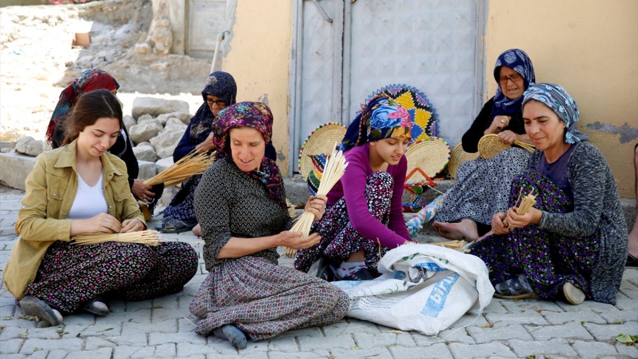 Mahalle meydanında türküler eşliğinde buğday saplarını ince bir sanatla örerek eşyaya dönüştüren Altınözlü kadınlar, hasır örgü sanatını gelecek nesillere aktarmak istiyor.