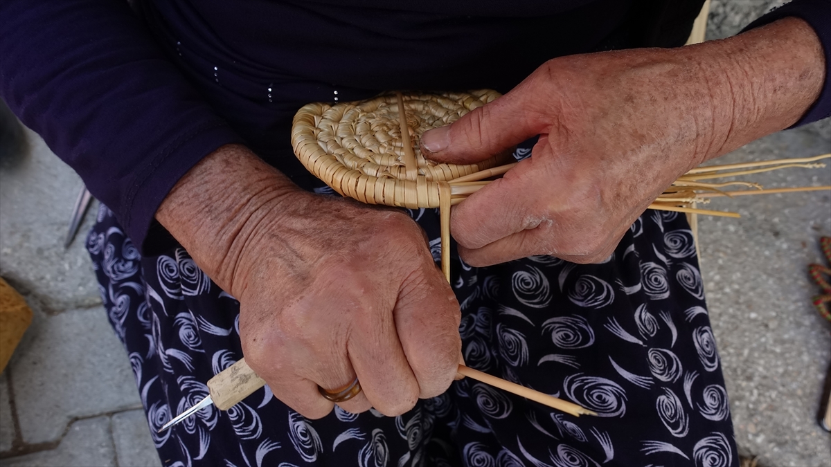 71 yaşındaki Fahriye Albayrak, henüz 10 yaşındayken öğrendiği hasır örgüyü ilerlemiş yaşına rağmen sürdürmek için çaba harcadığını söyledi.