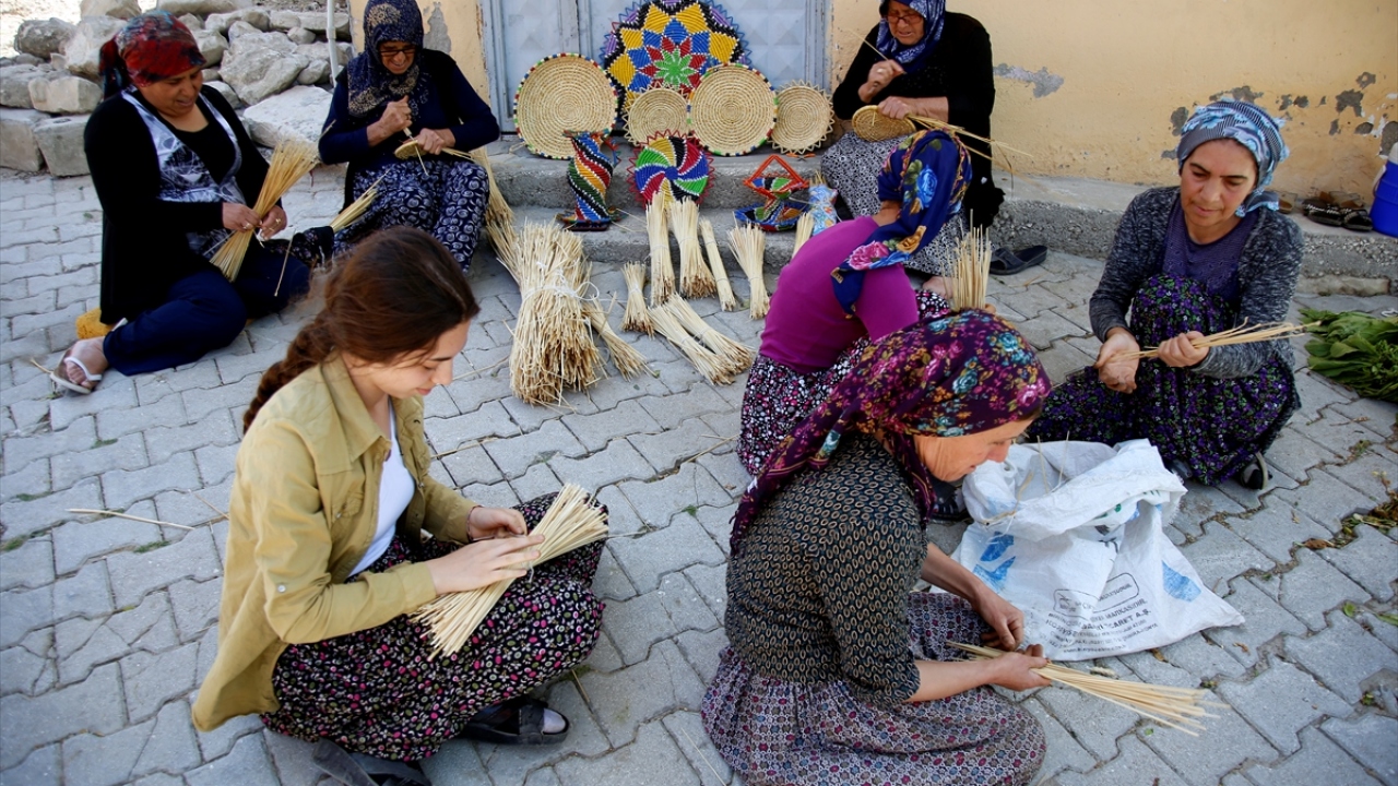 Yaptığı el işlerini komşularına ve akrabalarına hediye ettiğini belirten Albayrak, genelde genç kızların çeyizi için bu örgülerin vazgeçilmez de olduğunu aktardı.