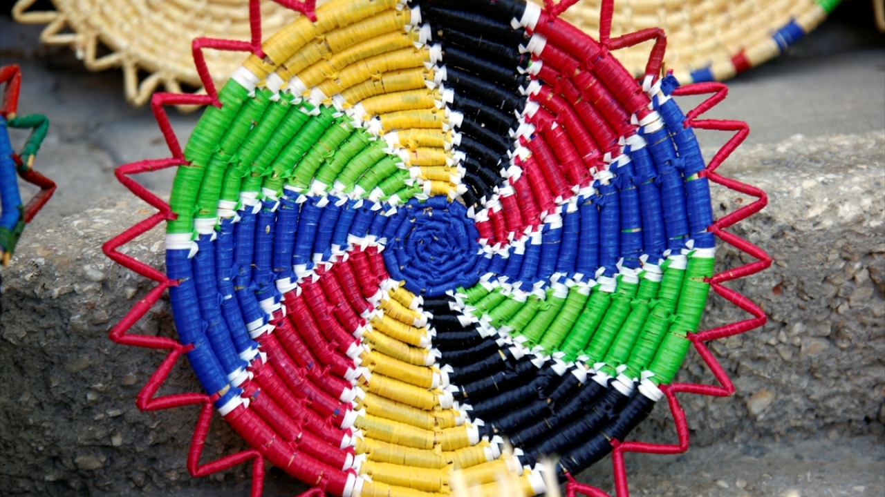 Emine Horoz da hasır örgünün zahmetli ama bir o kadar da zevkli bir sanat olduğunu anlattı.