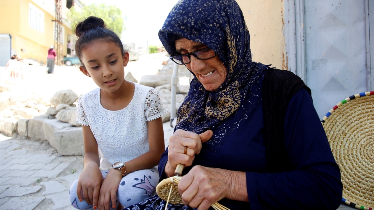 "Her gelinin çeyizinde hasır örgüler olur"