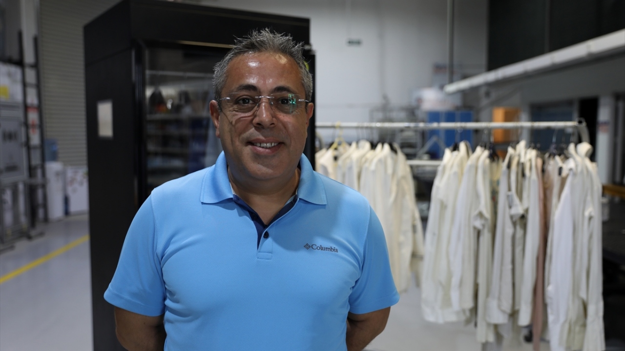 Prof. Dr. Yaşar Güneri Şahin, yaptığı açıklamada, cihazın giysi mağazalarında önemli bir ihtiyacı karşılayacak yerli bir ürün olduğunu dile getirdi. 