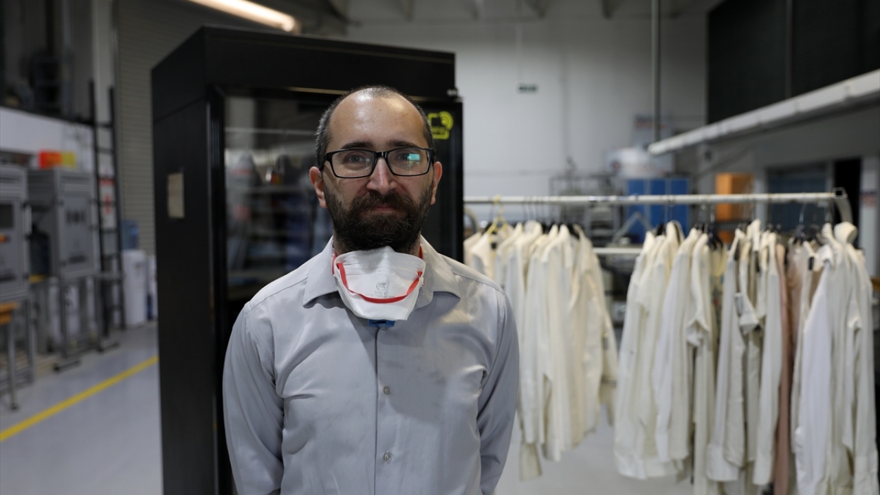 Doktor Öğretim Üyesi Osman Doluca ise yaptıkları bilimsel deneylerde akıllı sterilizasyon dolabının virüslerin yüzde 99`unu etkisiz hale getirebildiğini, kıyafetlerin renginde ve kullanımında bir sorun oluşturmadığını aktardı.