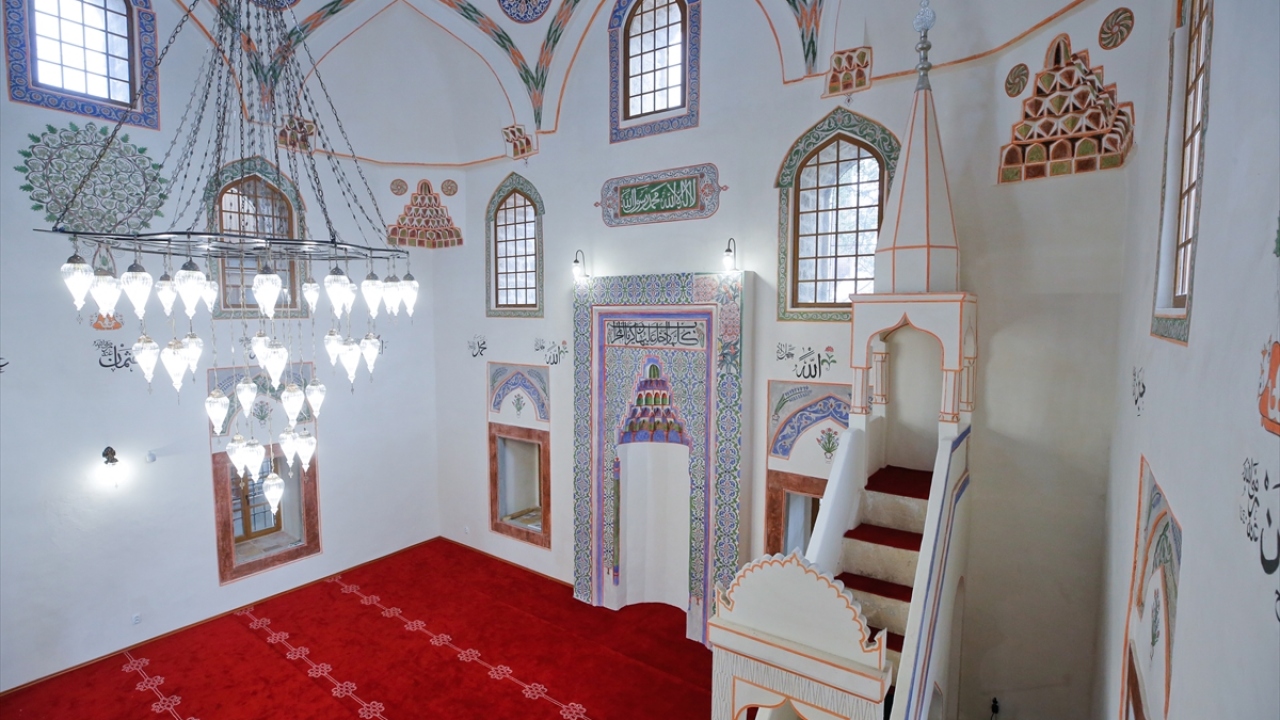 "Saraybosna`nın kalbi" olarak nitelendirilen Başçarşı Meydanı`nda bulunan beş asırlık caminin içi de dışı da restorasyon sonrası yeni bir görünüm kazanırken, özellikle cami içindeki kalem işleri ile akustiği dikkati çekiyor.