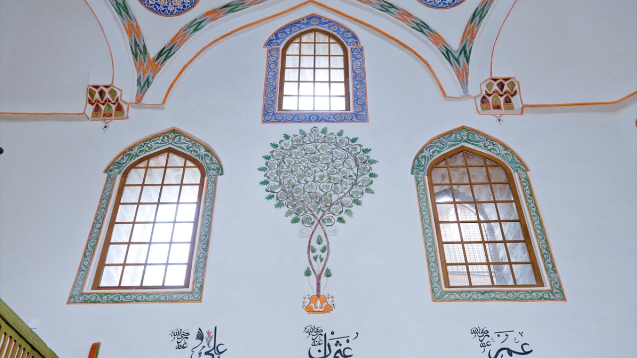 21 Mart`ta açılması öngörülen Başçarşı Camisi`nin açılışı, yeni tip koronavirüs (Covid-19) tedbirleri nedeniyle ertelenirken, yeniden ibadete açılmaya hazır olan tarihi caminin en kısa zamanda kapılarını cemaatine açması planlanıyor.