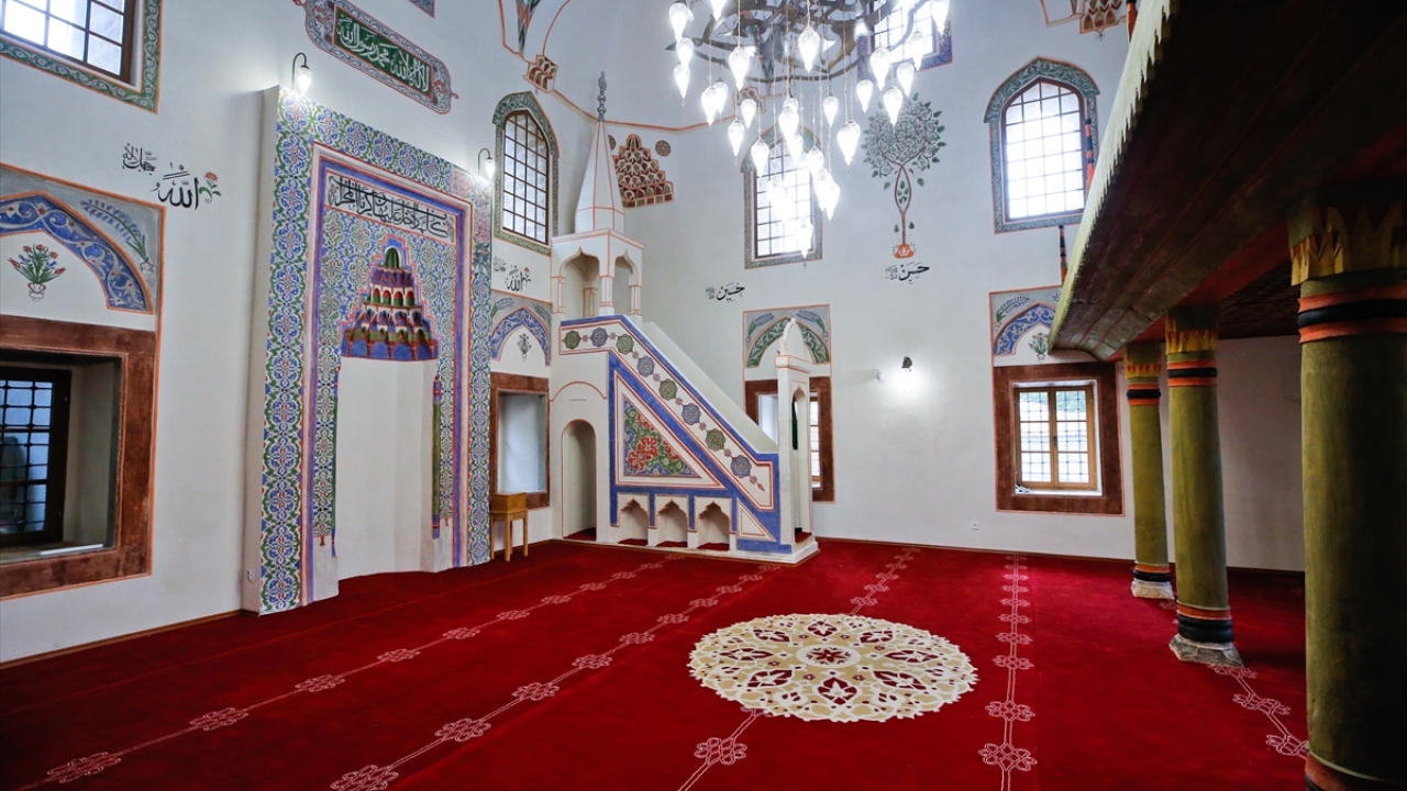 Klasik Osmanlı dönemi camilerinden Başçarşı Camisi`nin restorasyonunun eksiksiz tamamlandığını kaydeden Ersoy, Miraç Kandili`nde yapılması planlanan resmi açılışın salgın nedeniyle ertelendiğini anımsattı.