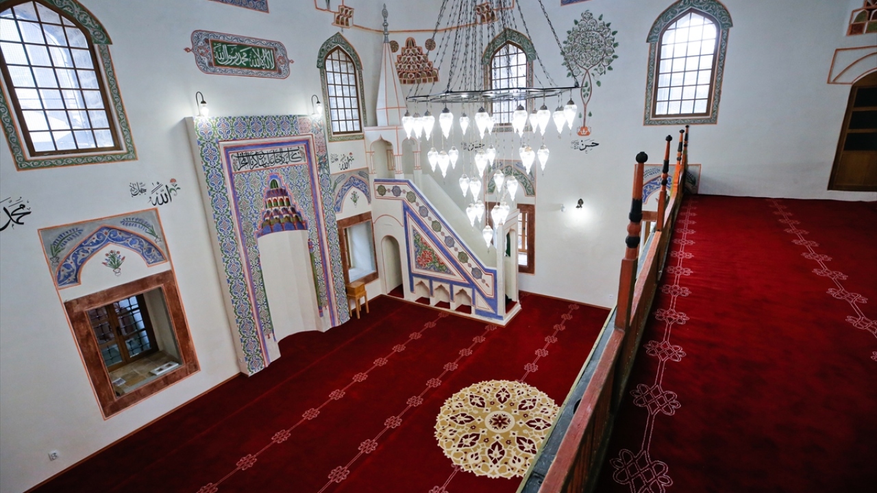 Cami girişinde, dört ayaklı üç sivri kemerin oturduğu üç kubbeli son cemaat yeri bulunurken, kuzeybatı köşesinde ise yaklaşık 35 metre uzunluğunda kireç taşından yapılmış minare yer alıyor.