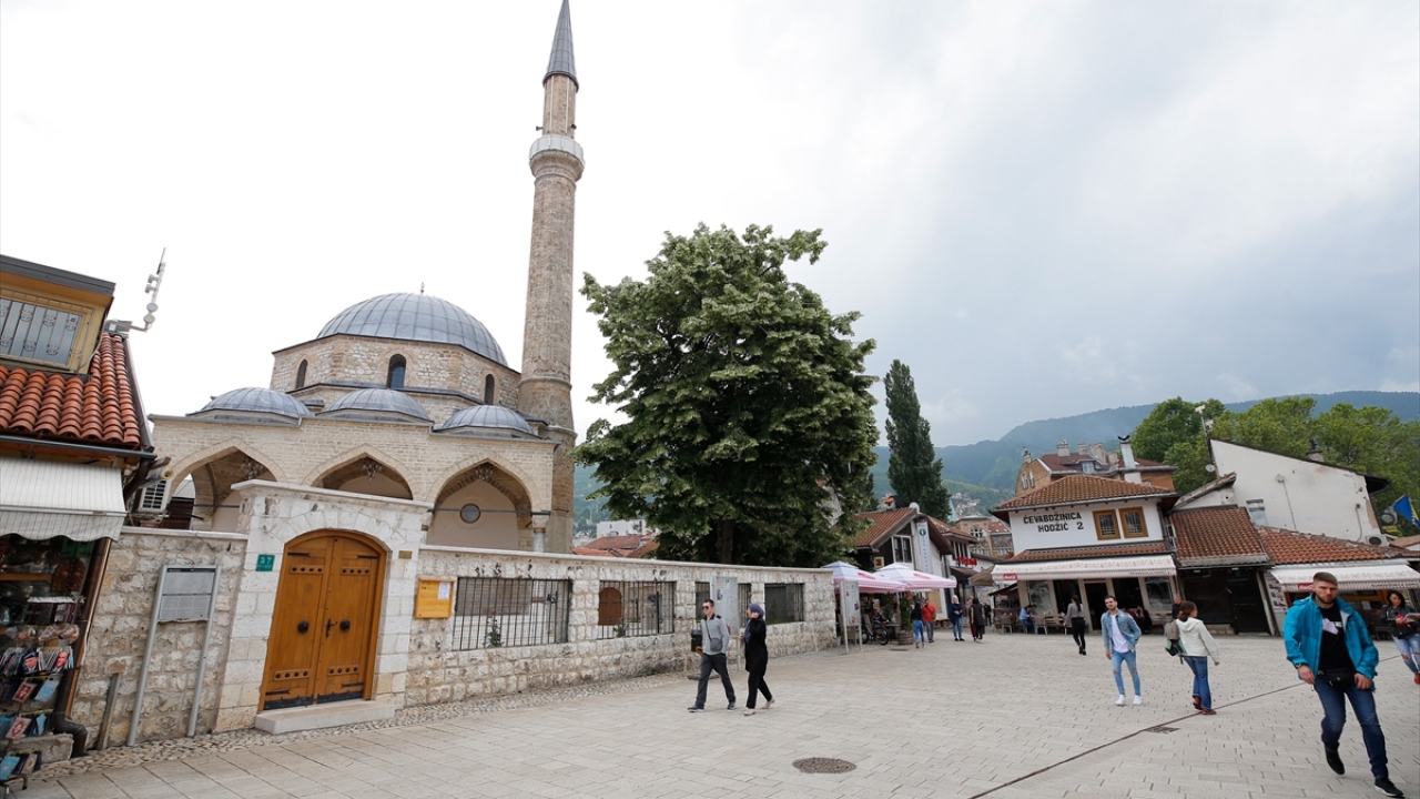 Başçarşı Camisi, 1697`deki yangında büyük zarar görürken, caminin boya ve kalem işleri Mehmed Paşa Muhsinovic tarafından 1762`de yenilendi. Caminin girişinde bulunan kitabeye göre, 1866-1867`de camide onarım yapıldı.