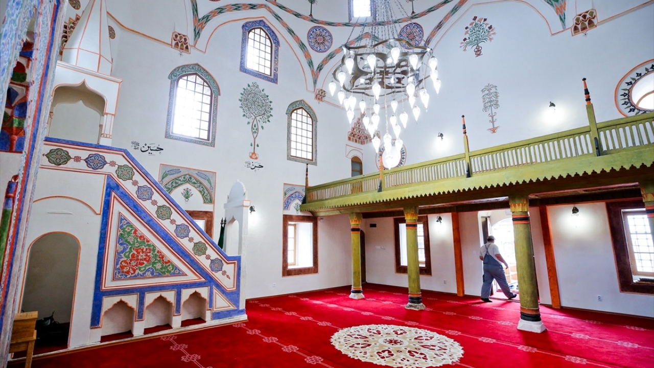 Caminin kubbesi, minaresi, dış duvarları ve iç mekanı 1992-1995`teki Bosna Savaşı`nda zarar gördü. Savaştan sonra caminin kullanıma açılabilmesi için onarım yapıldı.