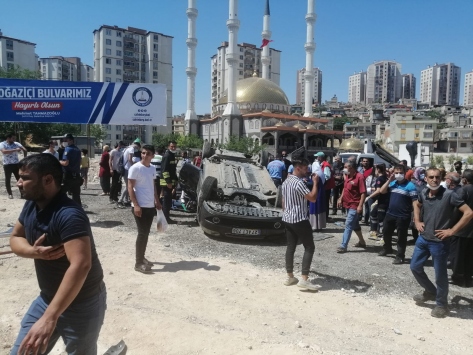 Gaziantepte otomobil devrildi: 3 yaralı