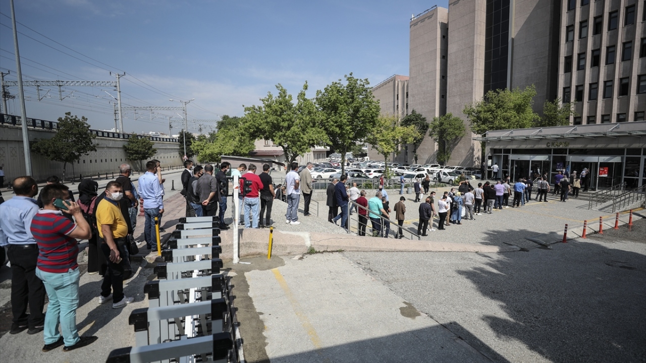 Binaya girişte kontrollerin sıkılaştırılması nedeniyle Adliyeye gelen vatandaşlar kuyruk oluşturdu.