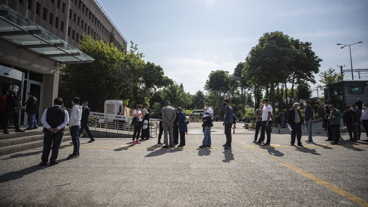 Karar uyarınca, adli ve idari yargı ilk derece mahkemeleri bugünden itibaren bütün işlerine kaldığı yerden devam etmeye başladı.