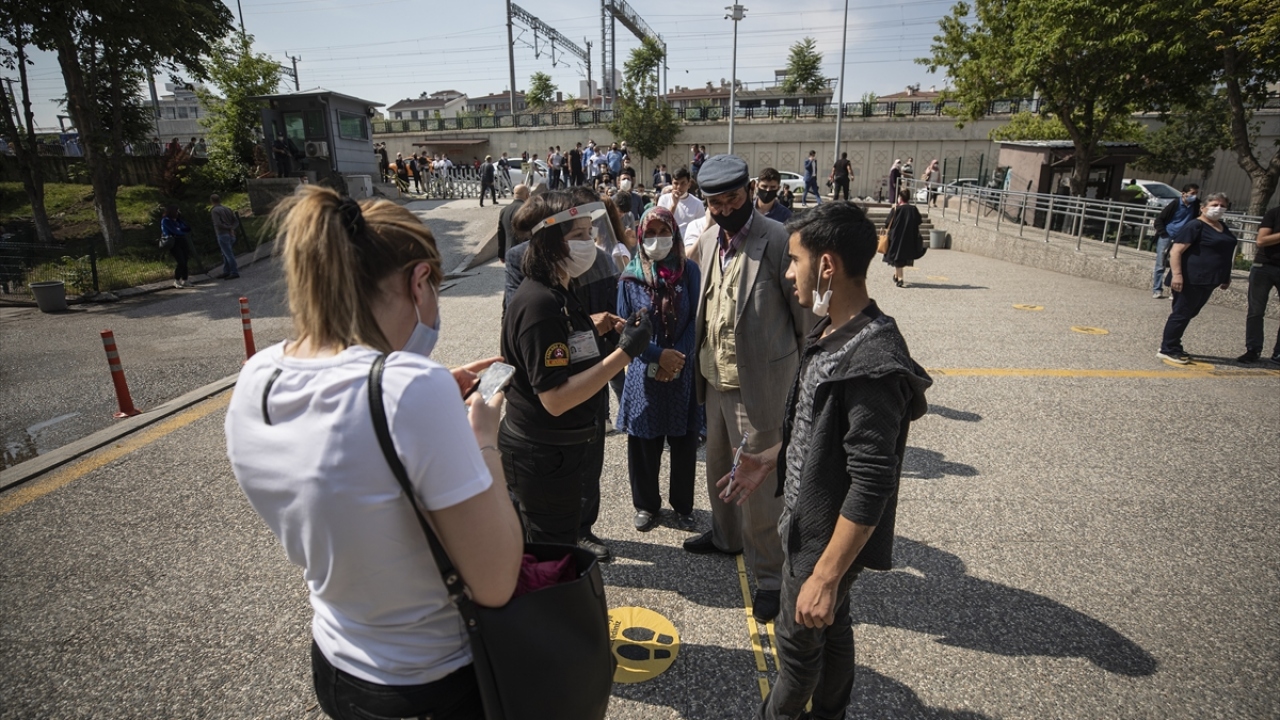 Ankara Adalet Sarayı da normal yoğunluğuna döndü. Ancak binaya girişte kontroller sıkılaştırıldı. Bu nedenle Ankara Adalet Sarayına gelen vatandaşlar kuyruk oluşturdu.