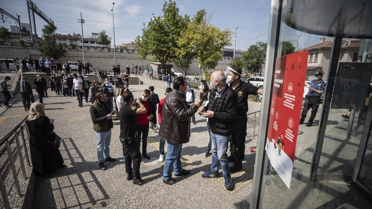 Güvenlik görevlileri, kuyruktakileri sosyal mesafeye uymaları konusunda uyardı. Adliyede işi olmamasına rağmen yakınlarına eşlik etmek üzere gelen kişiler içeri alınmadı. 