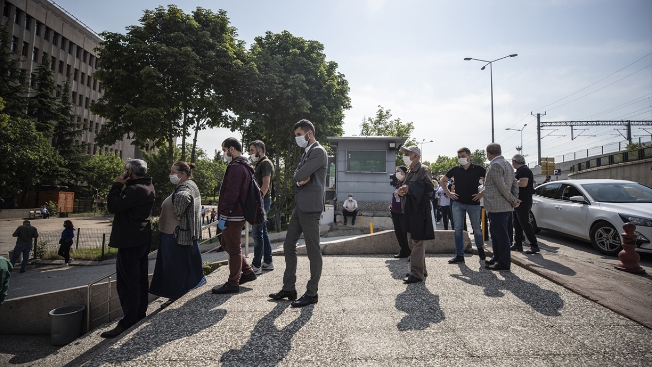 Pandemi sürecinin başından beri uygulandığı şekilde adliyeye girenlerin ateşinin ölçülmesine devam edildi.