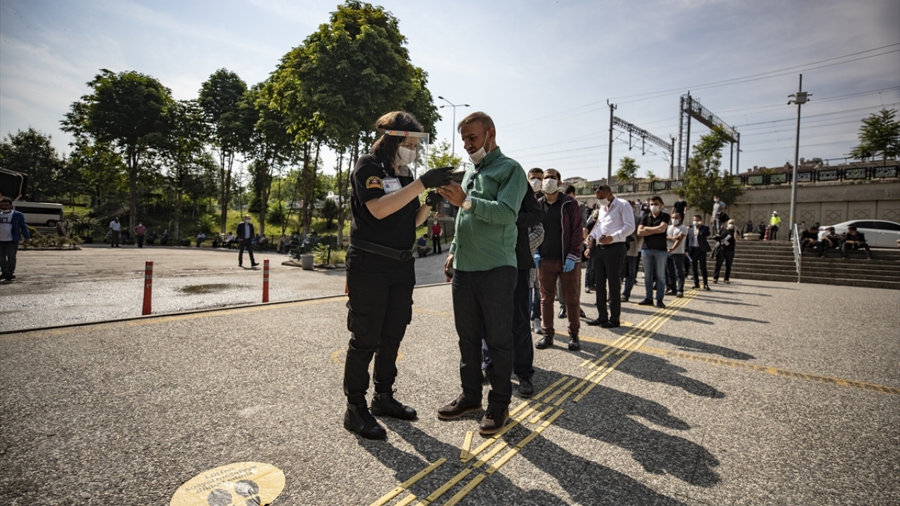 Ankara Cumhuriyet Başsavcılığı, adliye içerisinde sosyal mesafe kurallarına uyulmasını sağlayacak düzenlemeler yaptı.