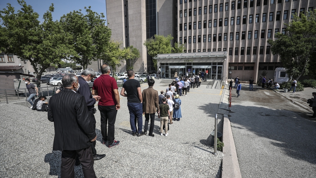 Bu kapsamda adliye giriş kapılarına sosyal mesafe kurallarını hatırlatan uyarı ve bilgilendirme afişleri ile duruşma salonlarının kapılarına içeriye en fazla kaç kişinin girebileceğinin belirtildiği levhalar asıldı.