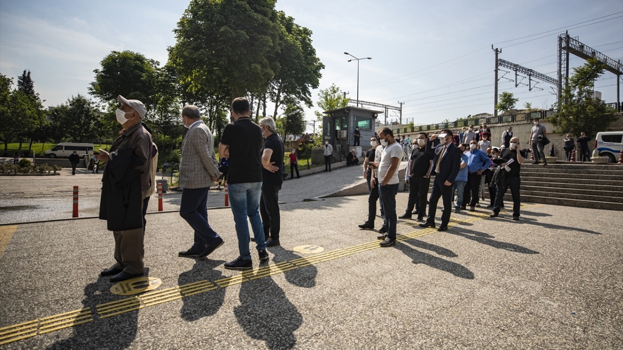 Ayrıca mübaşirler, duruşma sırasında nasıl davranılması gerektiği konusunda vatandaşları bilgilendirdi.