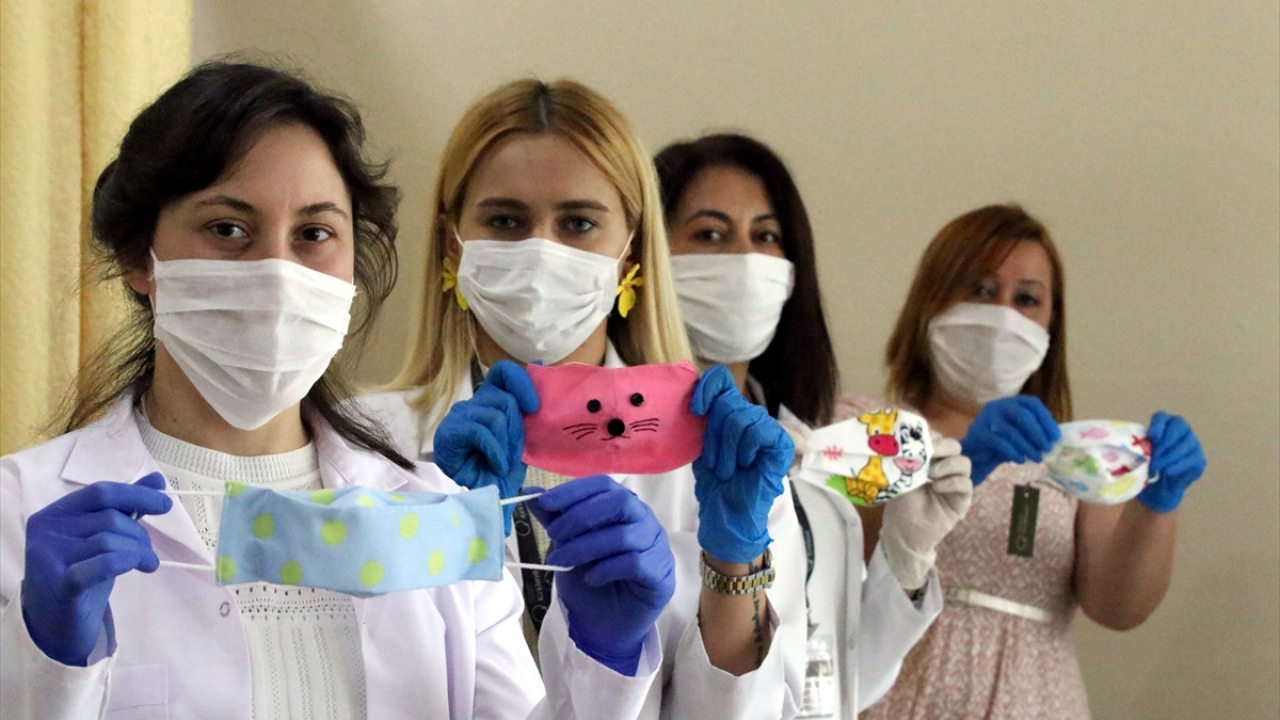 Enstitünün müdürü Hilal Liliyar Özefsun, Covid-19 ile mücadelede hem büyükler hem de çocuklar için maske ürettiklerini söyledi.