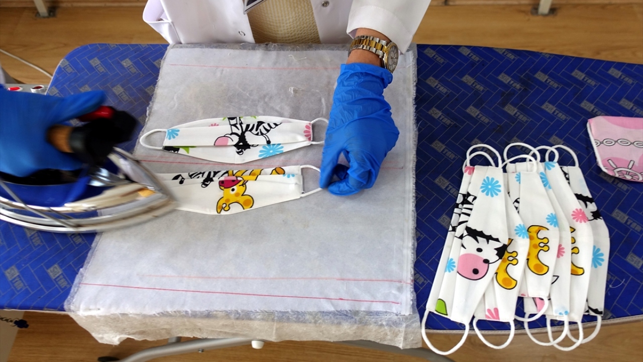 Çocukları salgından korumak ve maske takmalarını cazip hale getirebilmek amacıyla üzerinde balık, zebra, ayı ve baykuş gibi hayvan figürleri bulunan özel tasarımlı maskeler hazırladıklarını anlatan Özefsun, bu tasarımların yoğun ilgi gördüğünü ifade etti.