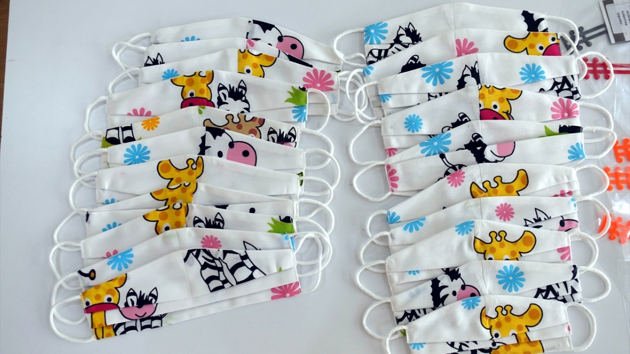 Enstitüde görevli İngilizce öğretmeni Şahin Aygün Yıldırım, çocukların kullanımına uygun ürettikleri maskeleri Türkiye`nin dört bir tarafına gönderdiklerini kaydetti.