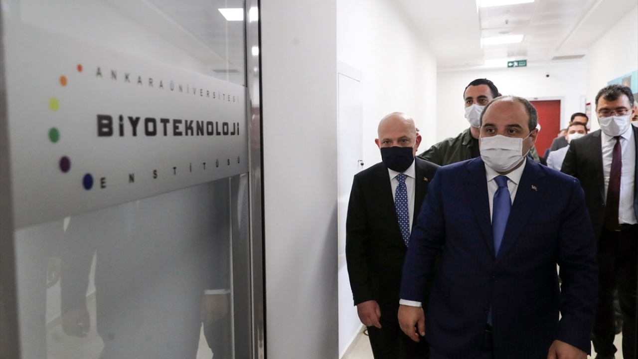 Bakan Varank, söz konusu ilaç projesi kapsamında bugün itibarıyla hayvan deneyleri aşamasına geçildiğini açıkladı.