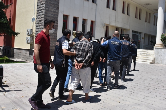 Afyonkarahisarda DEAŞ operasyonunda yakalanan 6 zanlı adliyeye sevk edildi