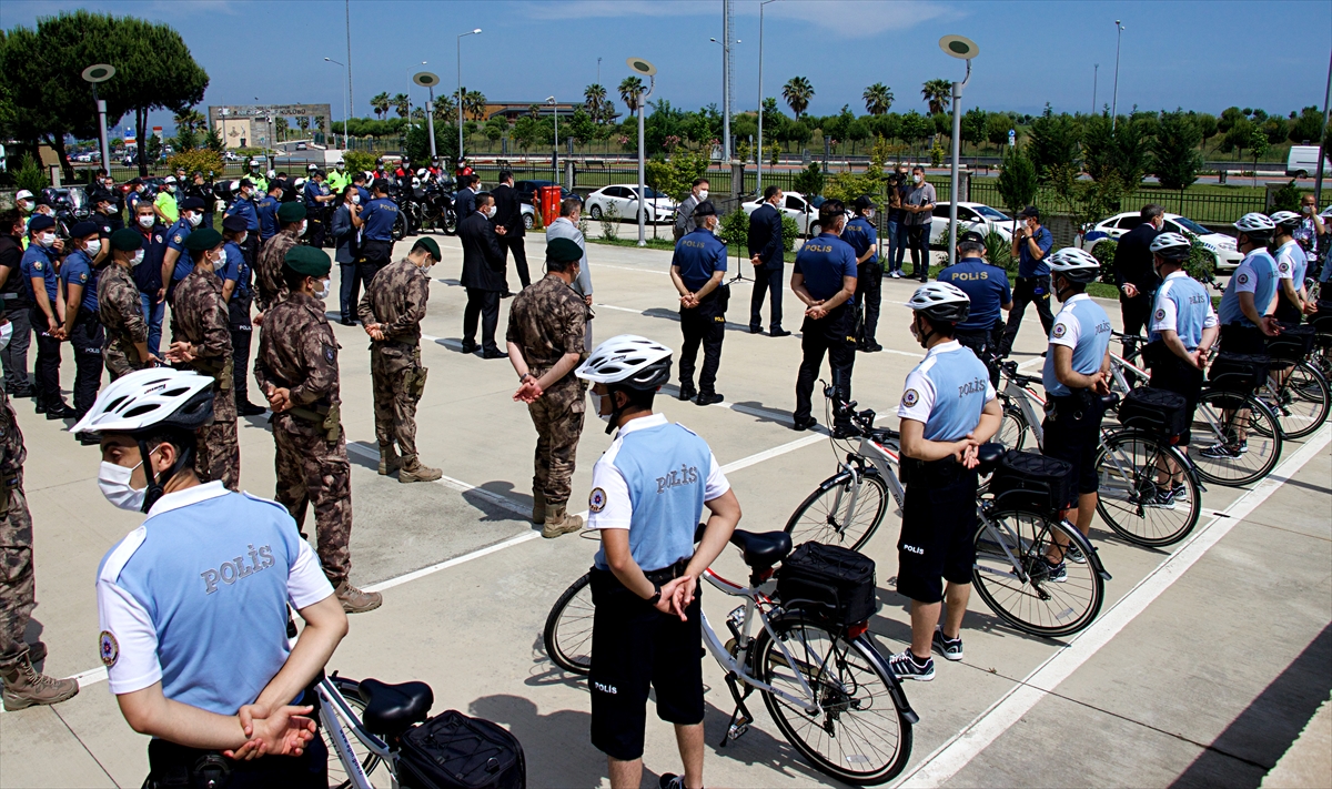 Martı timlerinin göreve başlaması nedeniyle Samsun Emniyet Müdürlüğü önünde sosyal mesafe kurallarına uygun tören düzenlendi.