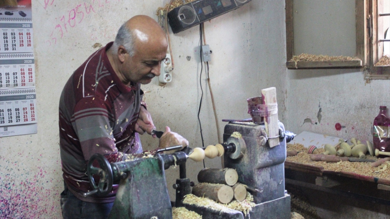 Topaç ustası Ekrem Demirbaş, yaptığı açıklamada, 18 yaşında kardeşiyle tornacılık yaparken başladığı topaç üretimine hala devam ettiğini söyledi. 